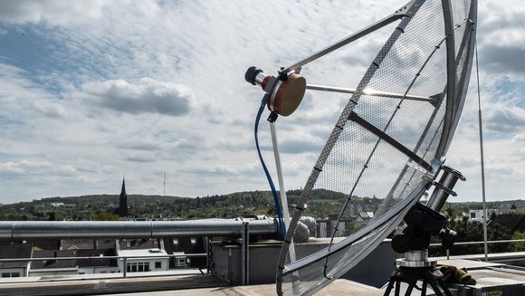 Eine große Radioantenne auf einem Dach