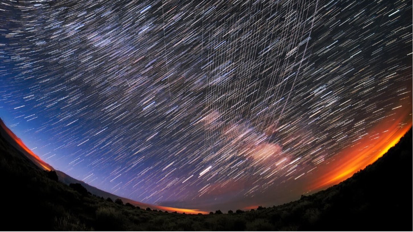 Eine Aufnahme des Nachthimmels mit einem Fischaugenobjektiv, das durch weiße Lichtpunkte gestört wird