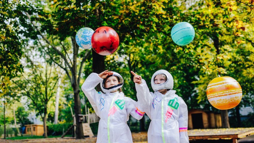 Zwei Kinder in Astronautenanzügen