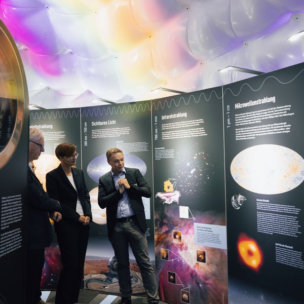 Forschungsministerin Bettina Stark-Watzinger betrachtet die Ausstellungsgalerie