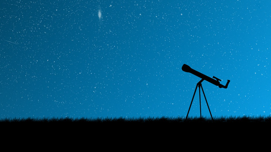 Ein Teleskop vor einem nächtlichen Sternenhimmel