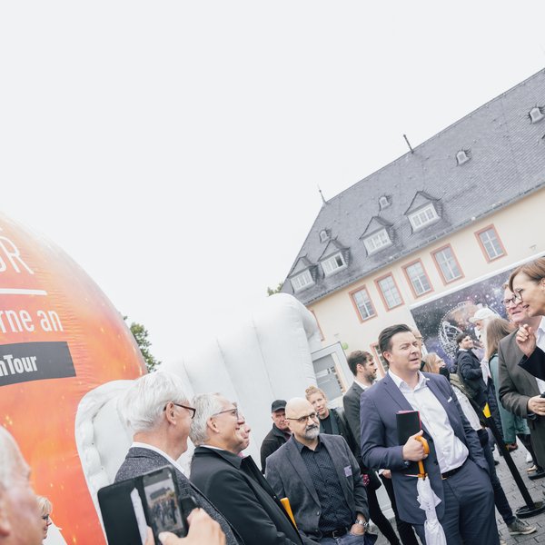 Forschungsministerin Bettina Stark-Watzinger vor dem Planetariumszelt