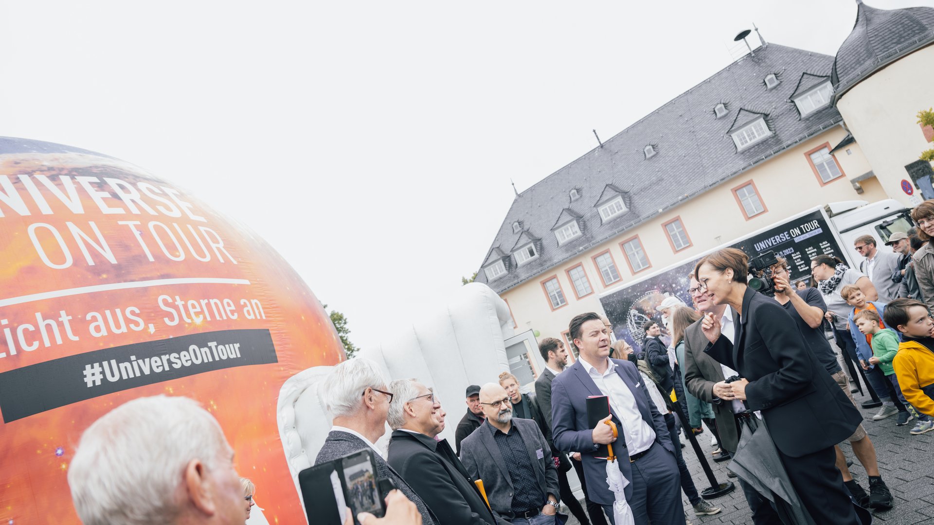 Forschungsministerin Bettina Stark-Watzinger vor dem Planetariumszelt