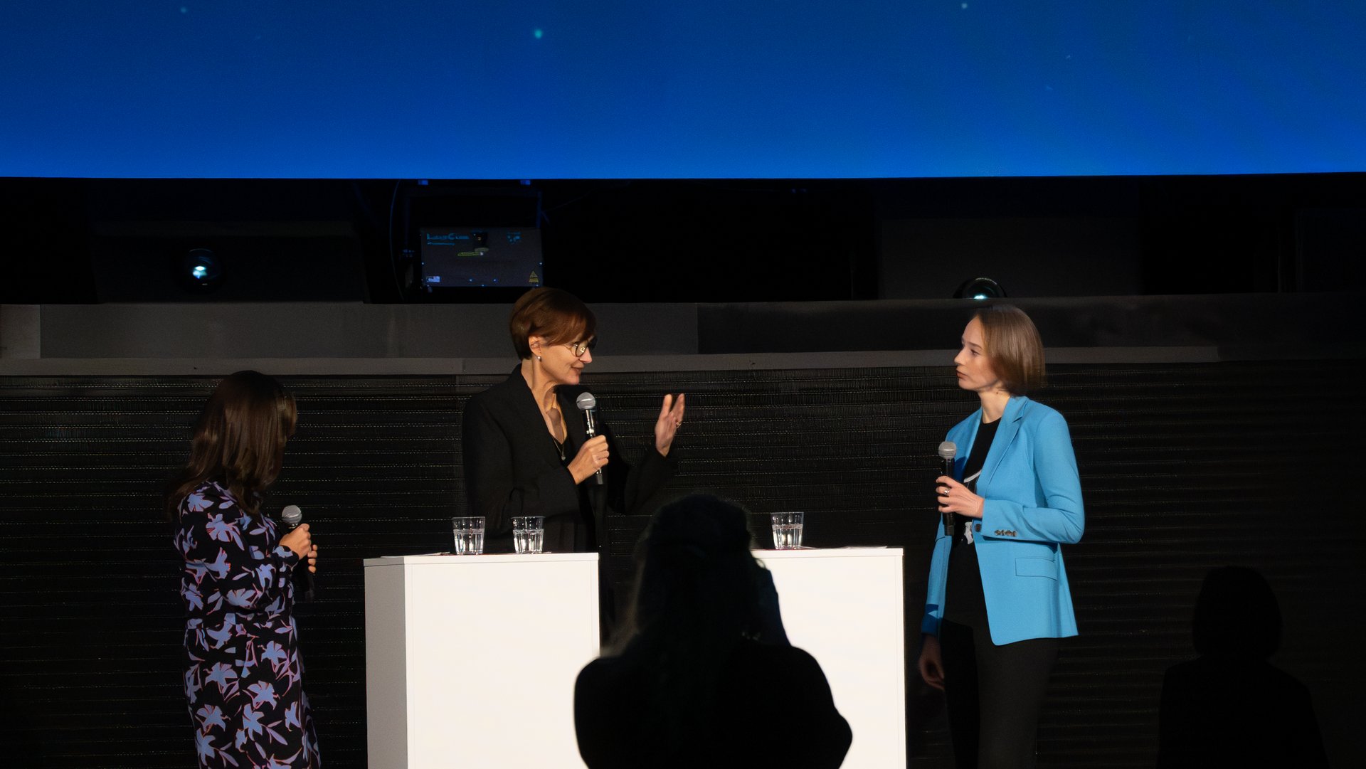Dr. Suzanna Randall, Bettina Stark-Watzinger MdB und Dr. Suzanna Randall stehen an einem Rednerpult.