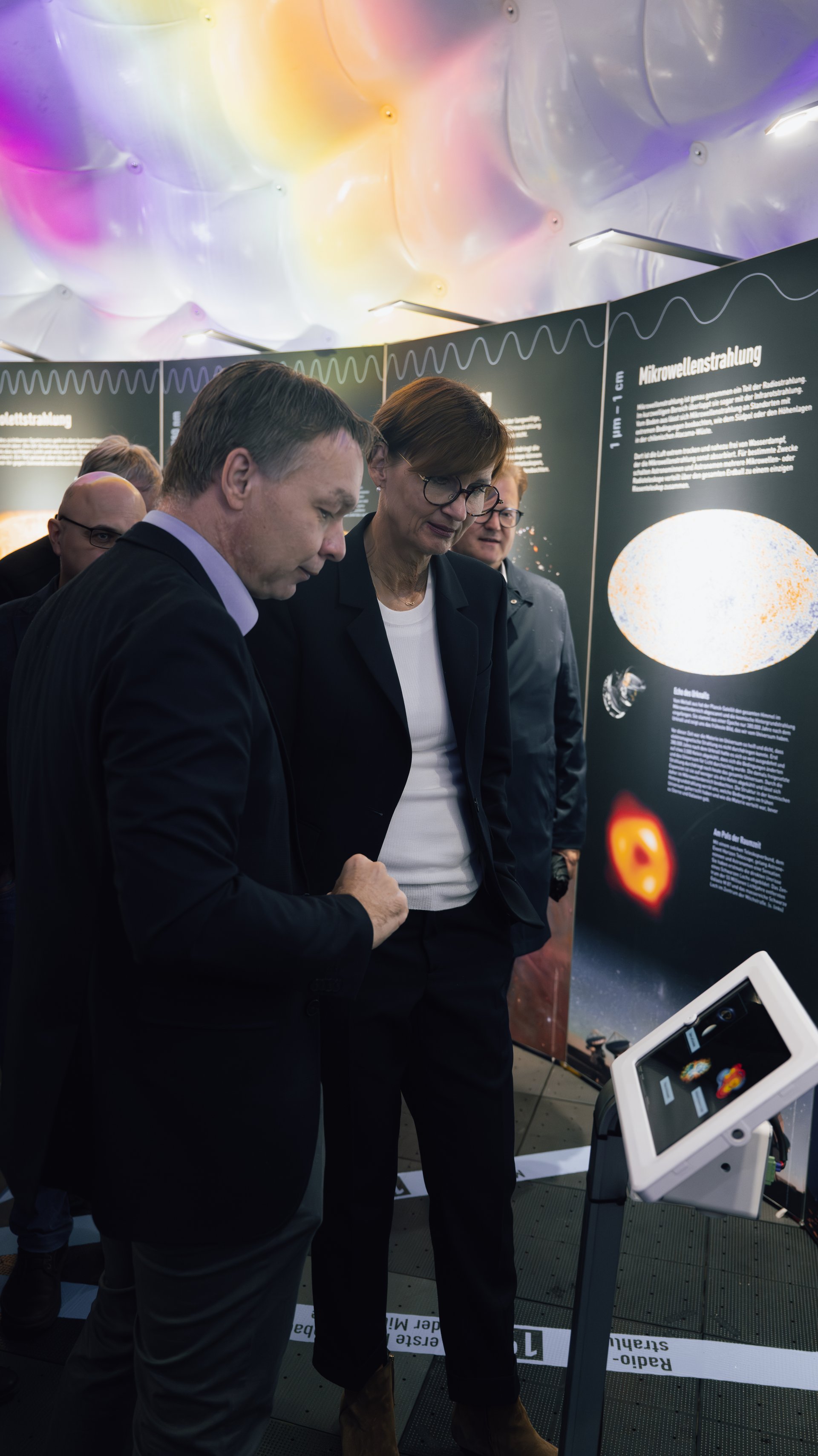 Forschungsministerin Bettina Stark-Watzinger betrachtet ein Ausstellungsstück