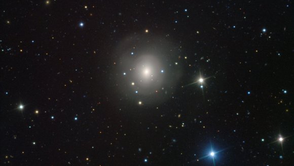 Die elliptische Galaxie NGC 4993, etwa 130 Millionen Lichtjahre von der Erde entfernt, aufgenommen mit dem VIMOS-Instrument auf dem Very Large Telescope der Europäischen Südsternwarte in Chile.