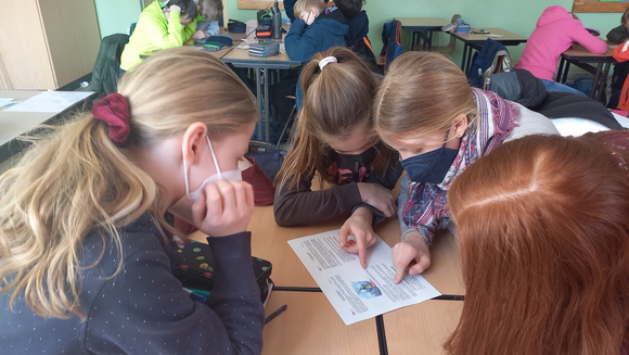 Foto aus dem Projekt "Mathe im Advent": vier Schülerinnen lösen gemeinsam eine Matheaufgabe