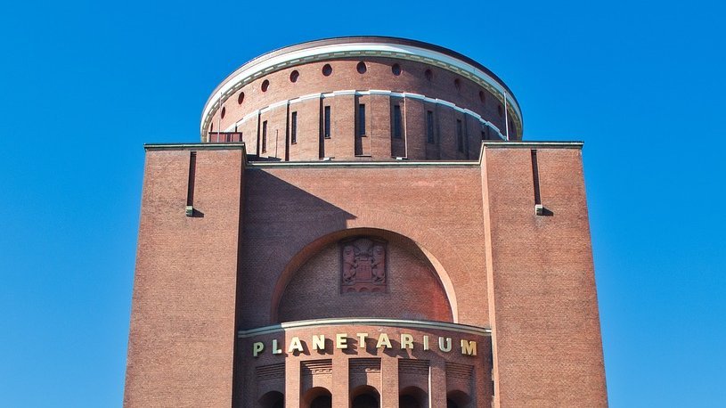 Foto vom Hamburger Planetarium vor blauem Himmel