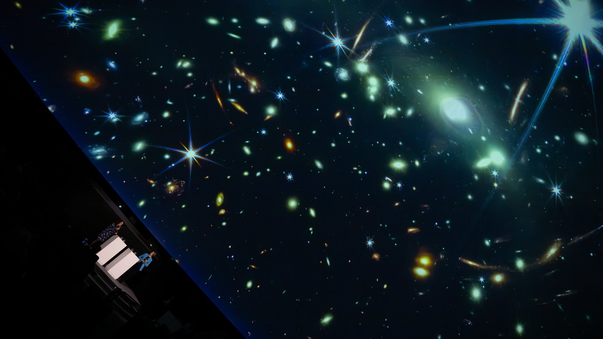 Aufnahme der Kuppel, auf der ein Sternenhimmel gezeigt wird. 