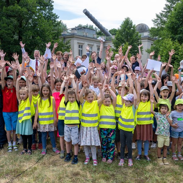 Menschenmenge am Tag der kleinen Forscher