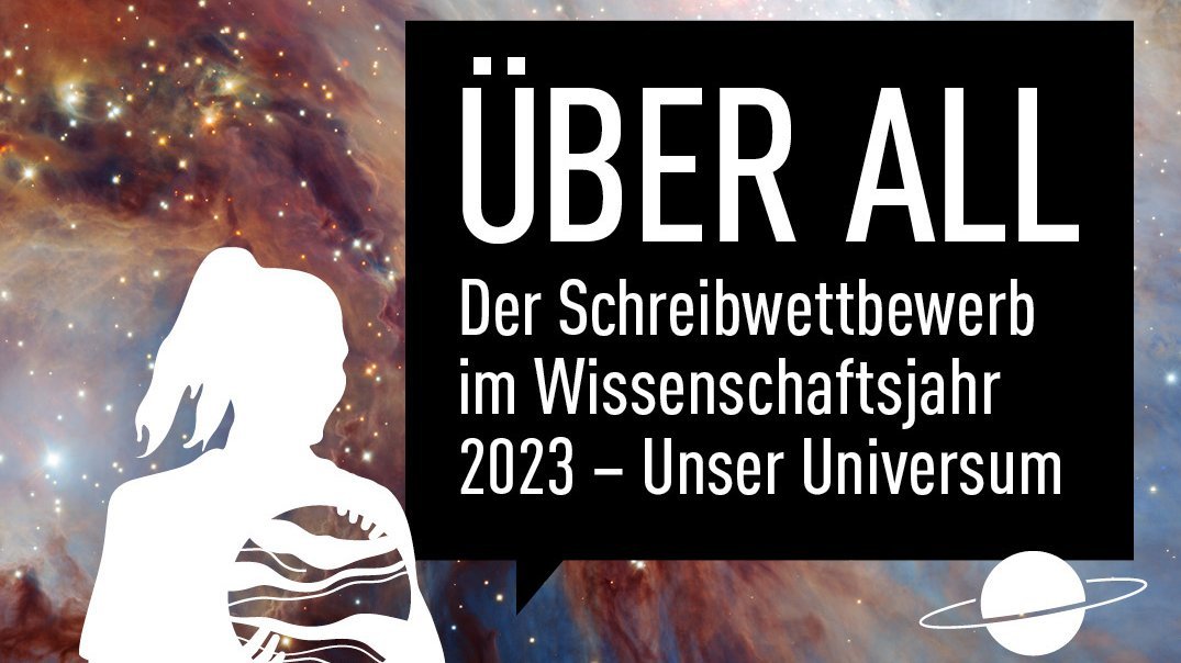 Ausschnitt einer Frau vor Sternenbildern und Galaxie
