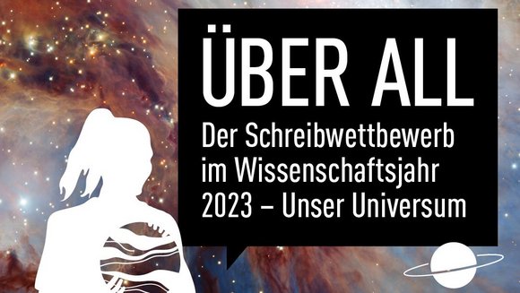Ausschnitt einer Frau vor Sternenbildern und Galaxie
