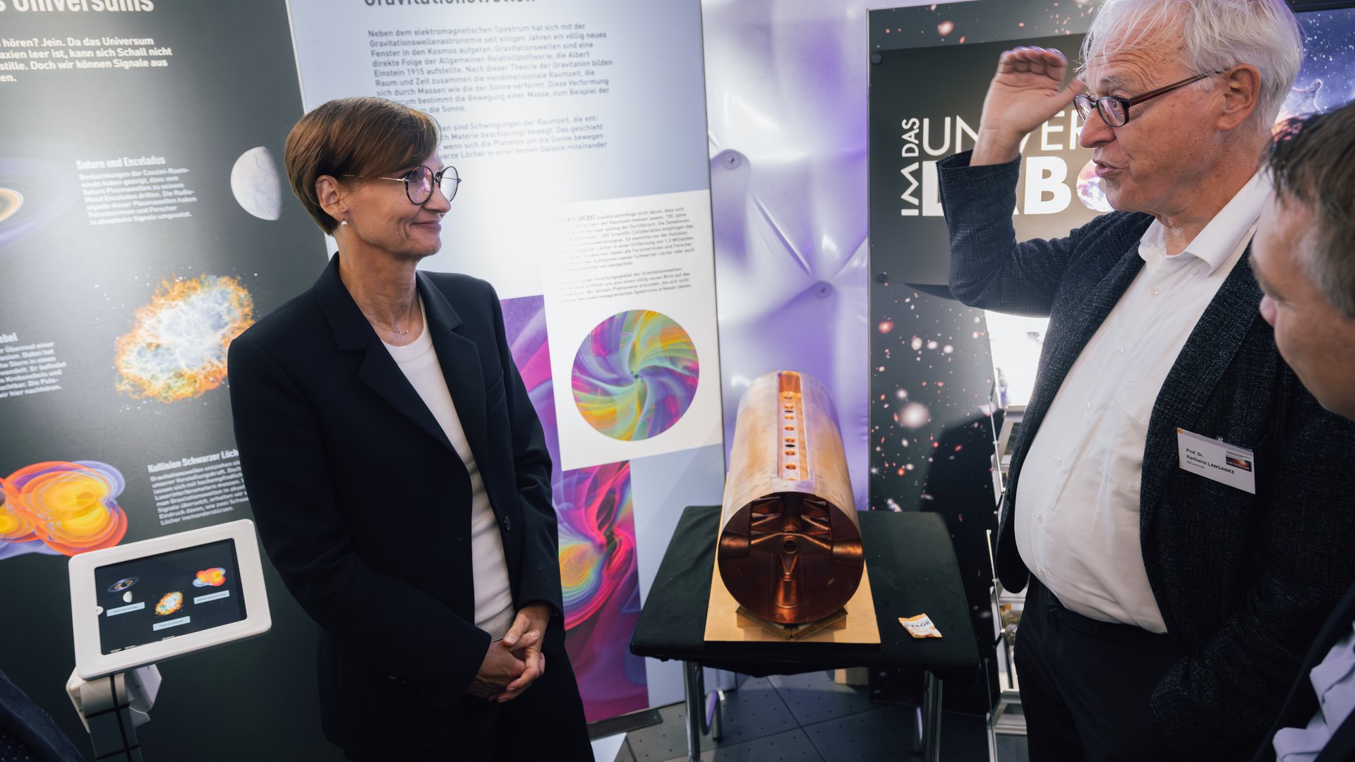 Forschungsministerin Bettina Stark-Watzinger im Planetariumszelt