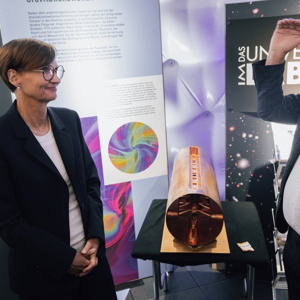 Forschungsministerin Bettina Stark-Watzinger im Planetariumszelt