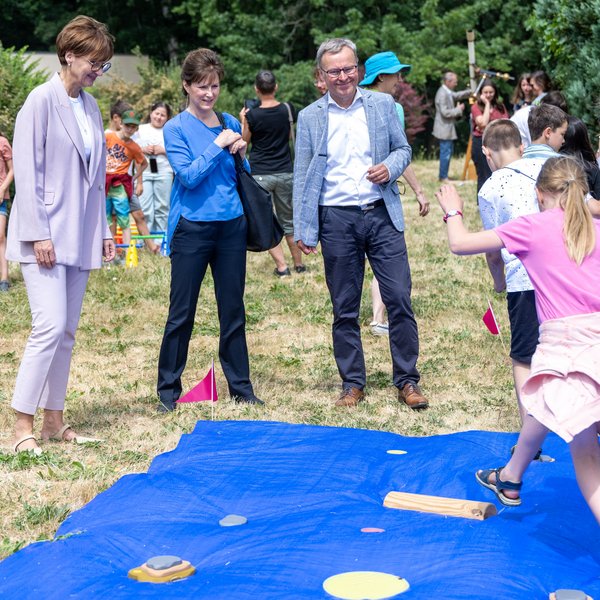 Bundesministerin Stark-Watzinger mit Kindern
