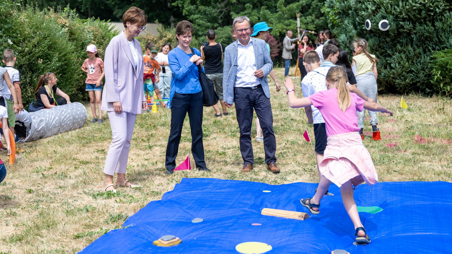 Bundesministerin Stark-Watzinger mit Kindern