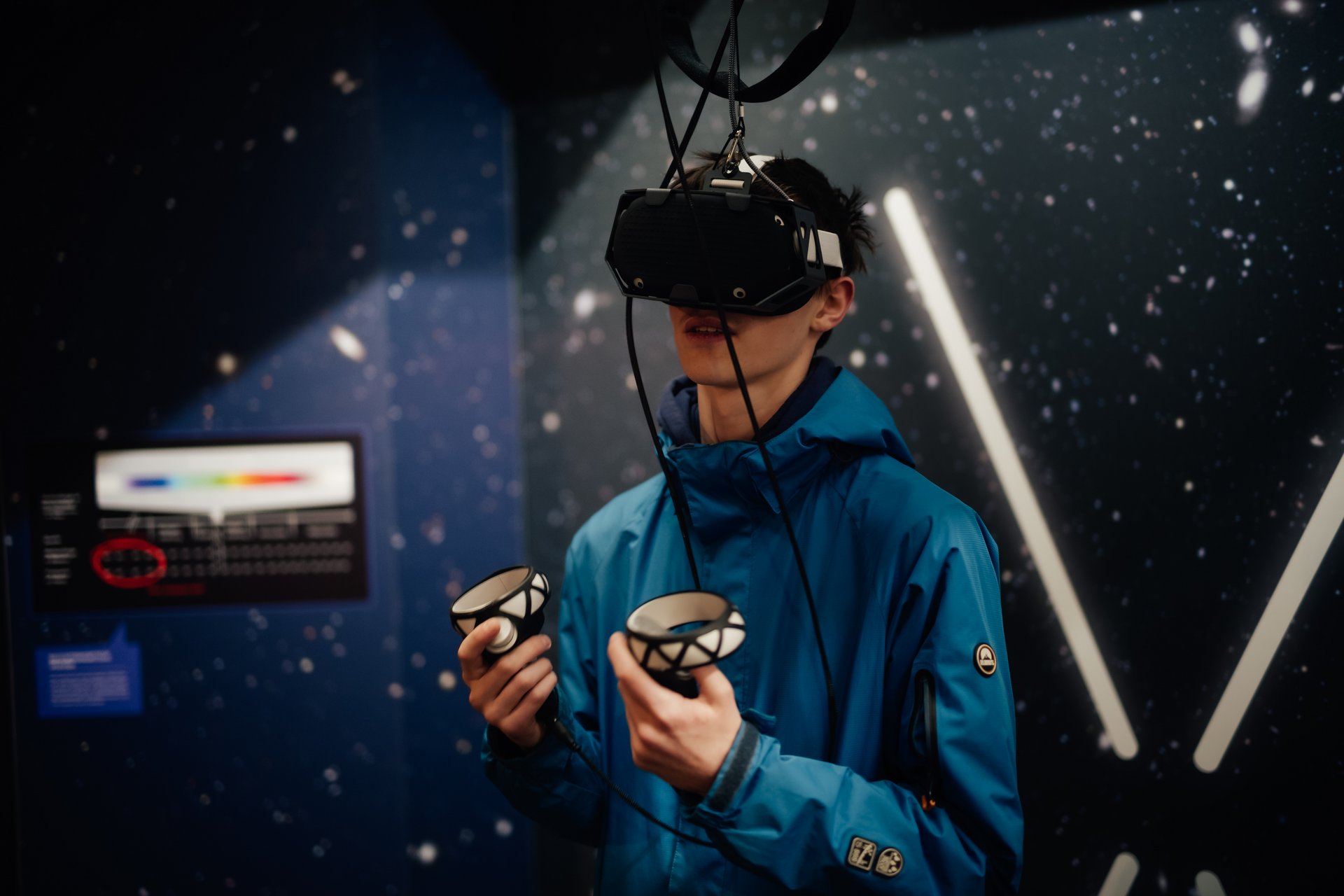 Eine Person trägt eine VR-Brille.