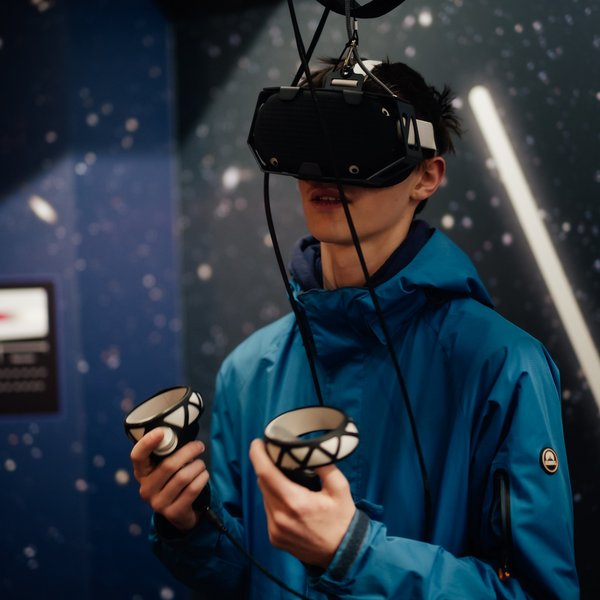 Eine Person trägt eine VR-Brille.