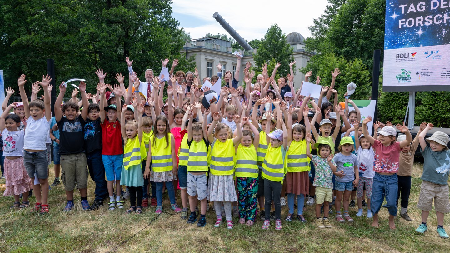 Menschenmenge am Tag der kleinen Forscher