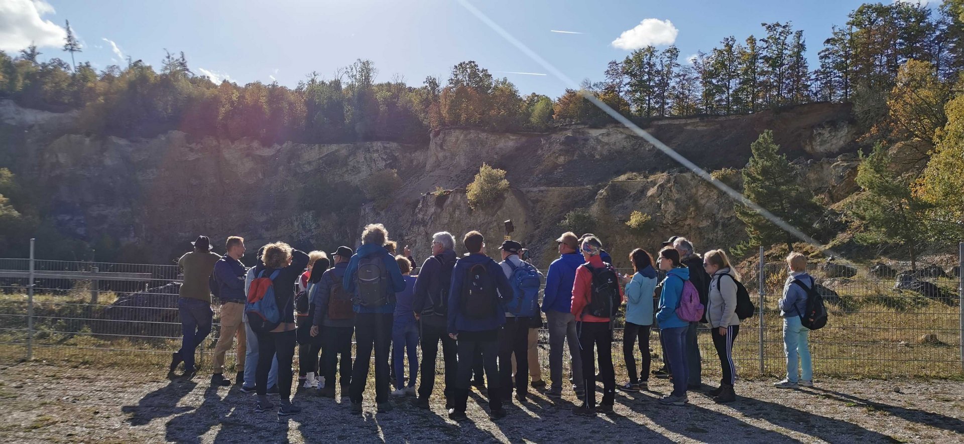 Eine Gruppe Menschen vor dem Rieskrater.