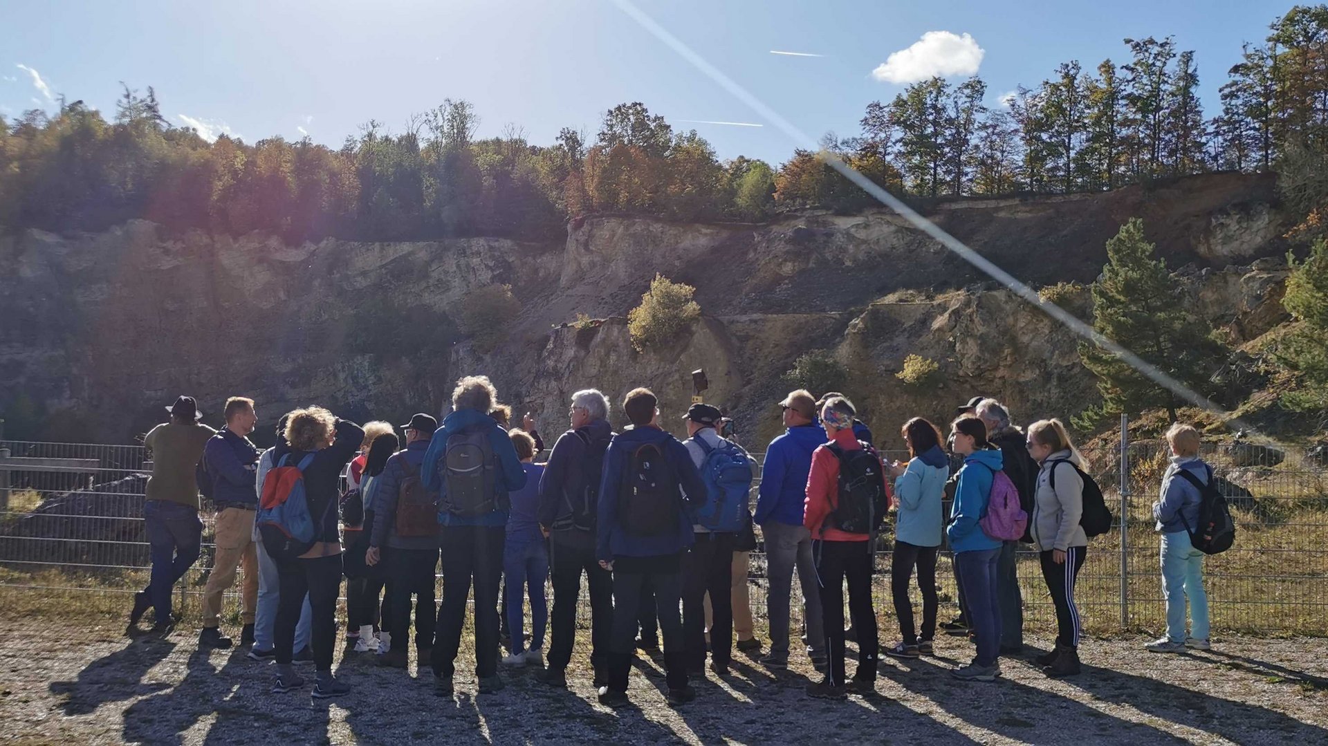 Eine Gruppe Menschen vor dem Rieskrater.