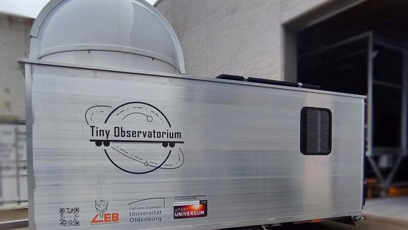Foto vom Tiny Observatorium: Anhänger mit einer Kuppel