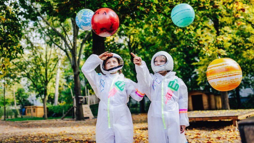 Zwei Kinder in Astronautenanzügen