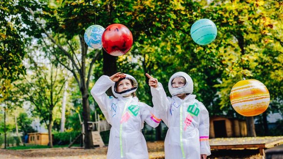 Zwei Kinder in Astronautenanzügen