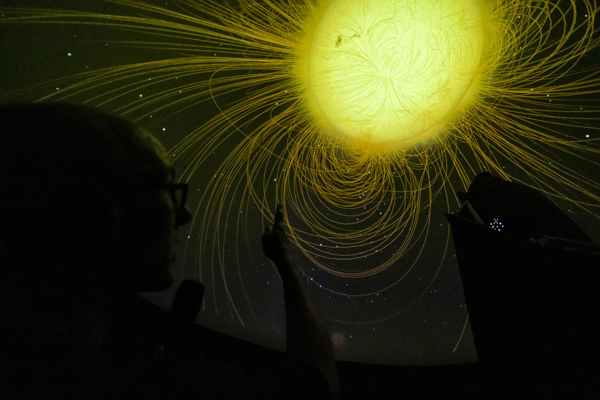 Foto von der Planetariumsshow: gelbes Phänomen am Sternenhimmel