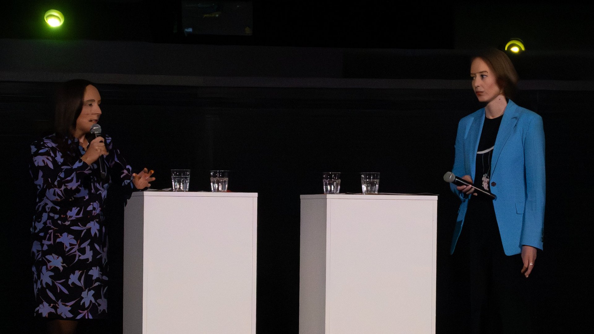 Dr. Suzanna Randall und Dr. Sibylle Anders stehen an einem Rednerpult.