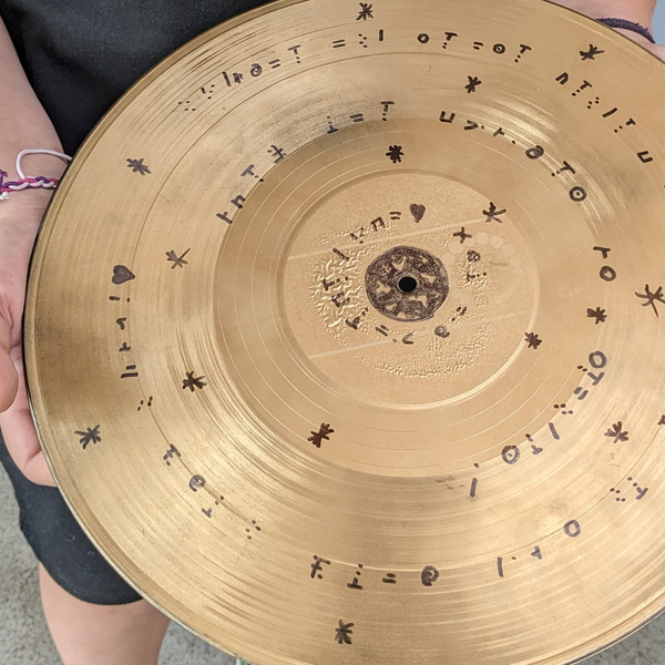 Selbstgebautes Modell mit Hieroglyphen