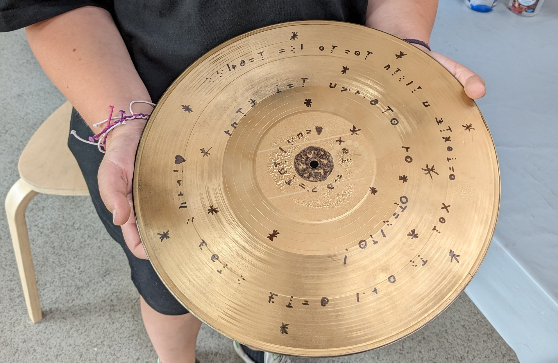 Selbstgebautes Modell mit Hieroglyphen