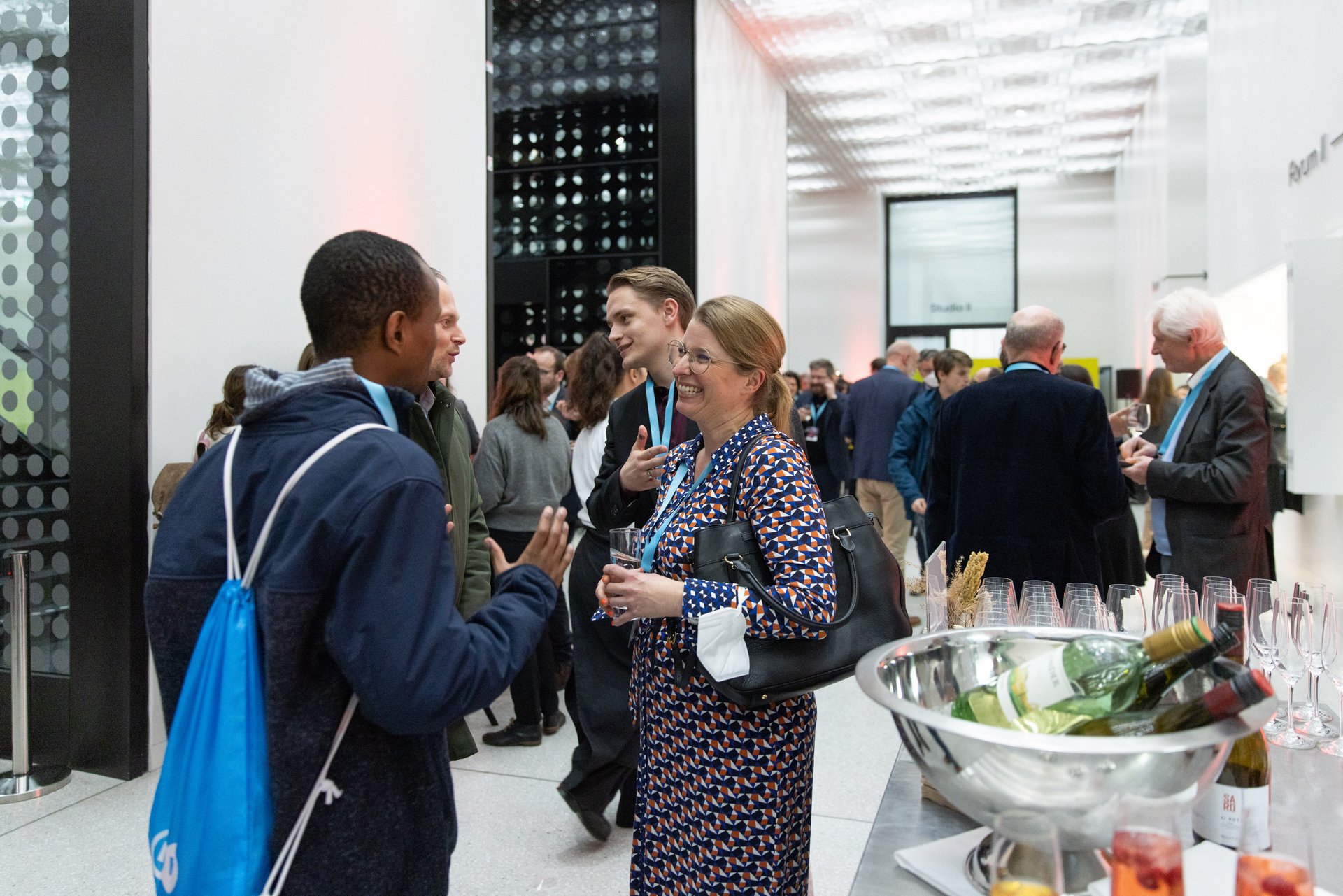 Die Gäste der Auftaktveranstaltung im Austausch.