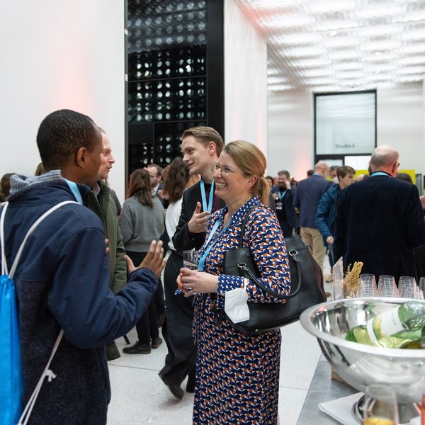 Die Gäste der Auftaktveranstaltung im Austausch.