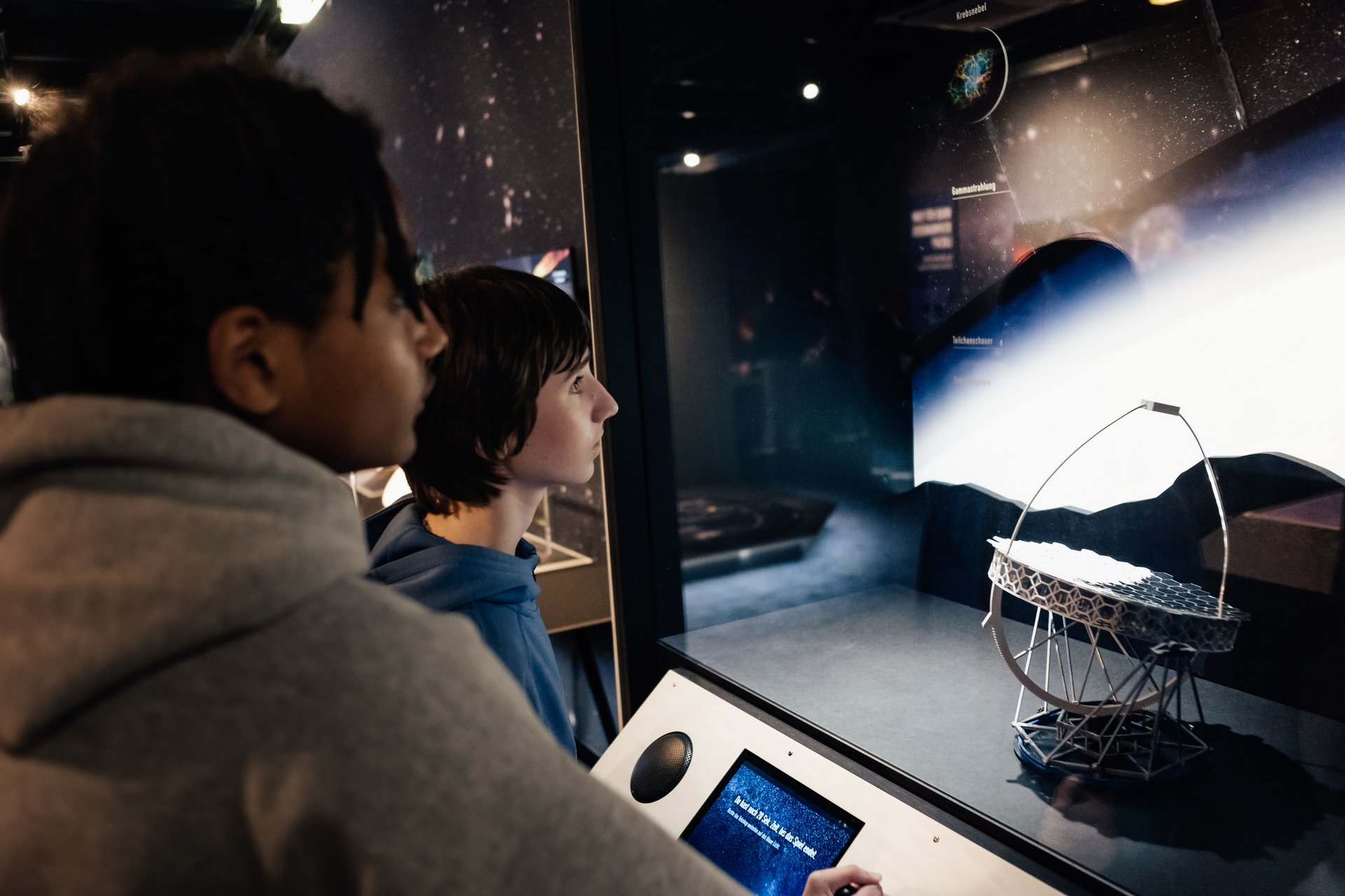 Gäste der Ausstellung betrachten Gammastrahlen.