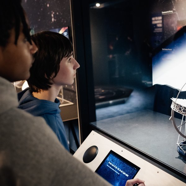 Gäste der Ausstellung betrachten Gammastrahlen.