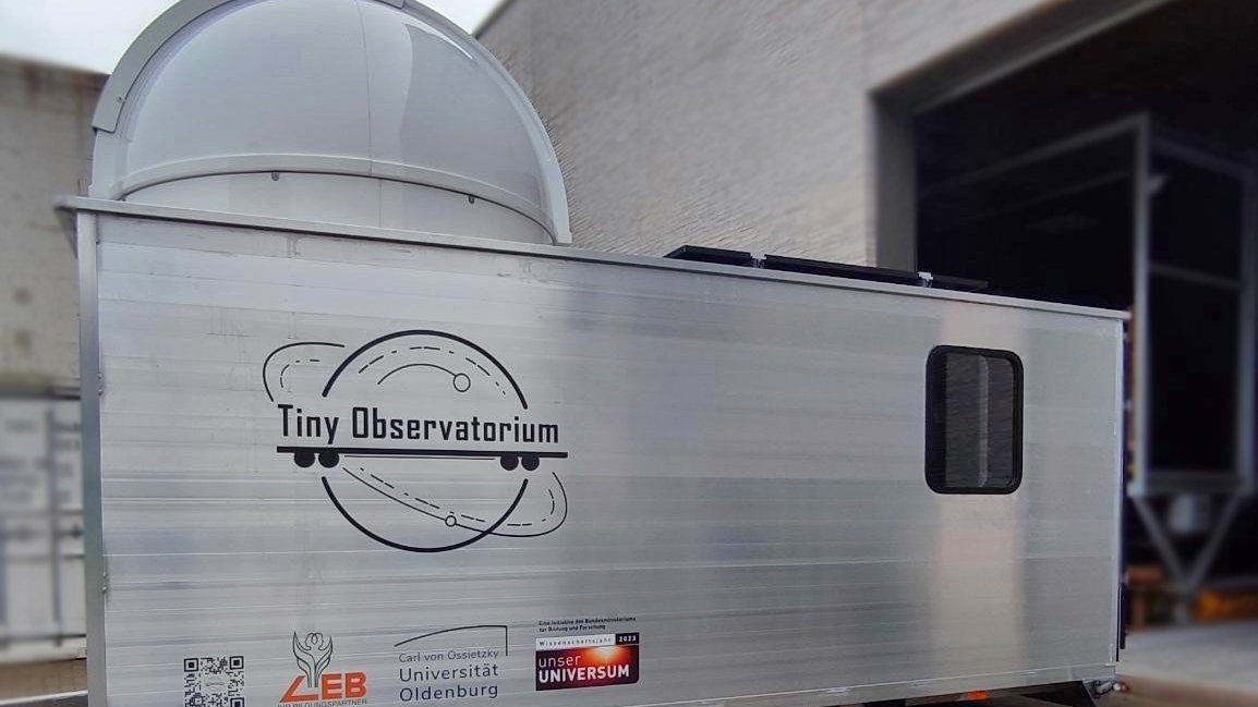 Foto vom Tiny Observatorium: Anhänger mit einer Kuppel