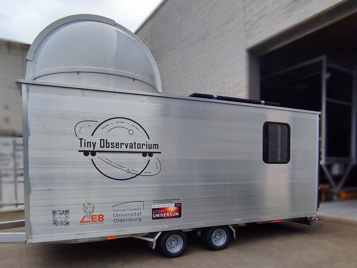 Foto vom Tiny Observatorium: Anhänger mit einer Kuppel