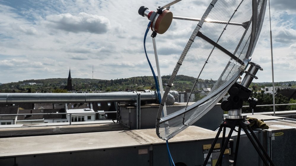 Eine große Antenne auf einem Dach.