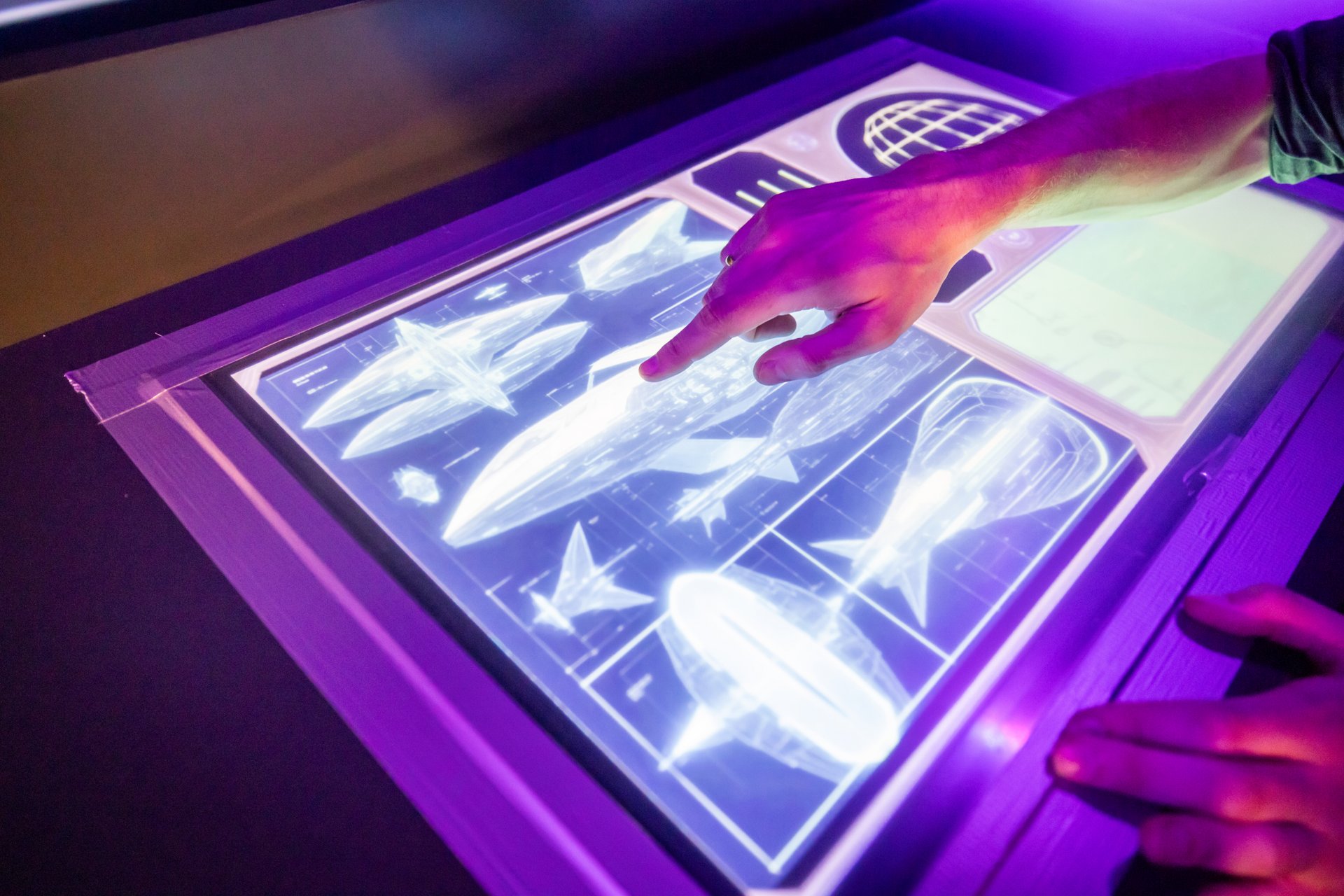 Ein violett leuchtendes interaktives Touchpad