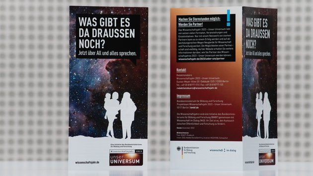 Der Basisflyer aus dem Wissenschaftsjahr 2023 – Unser Universum. 