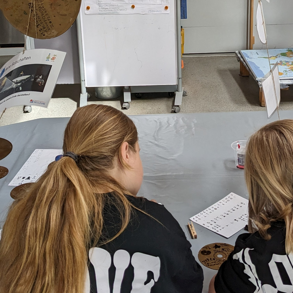 Zwei Kinder schreiben verschlüsselte Nachrichten