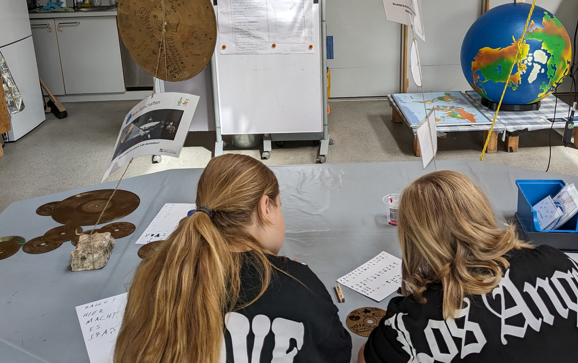 Zwei Kinder schreiben verschlüsselte Nachrichten