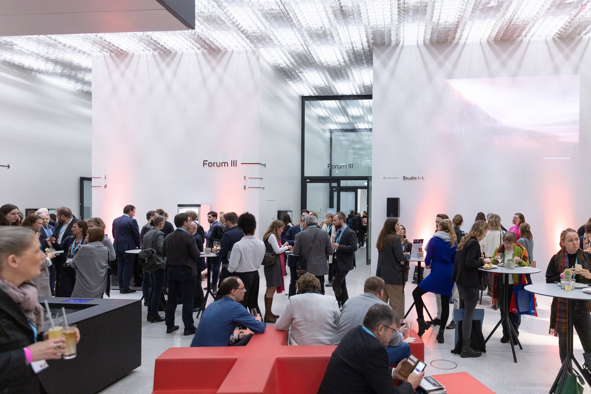 Die Gäste der Auftaktveranstaltung im Austausch.