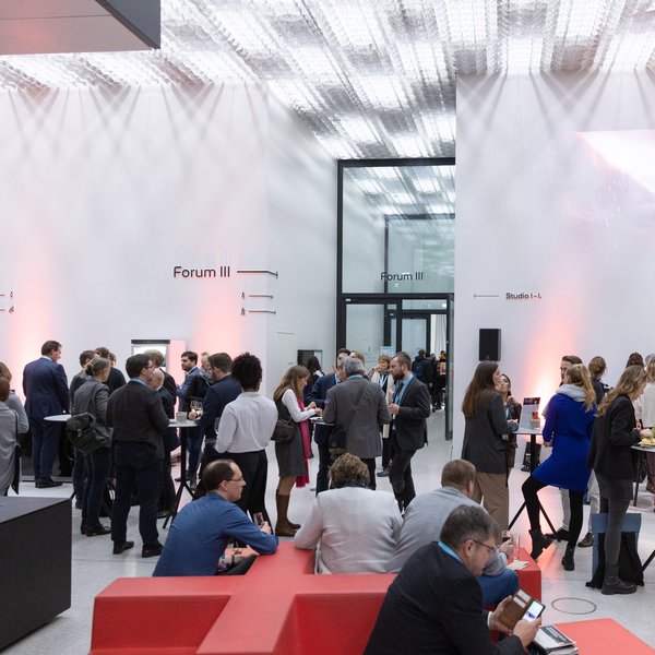 Die Gäste der Auftaktveranstaltung im Austausch.