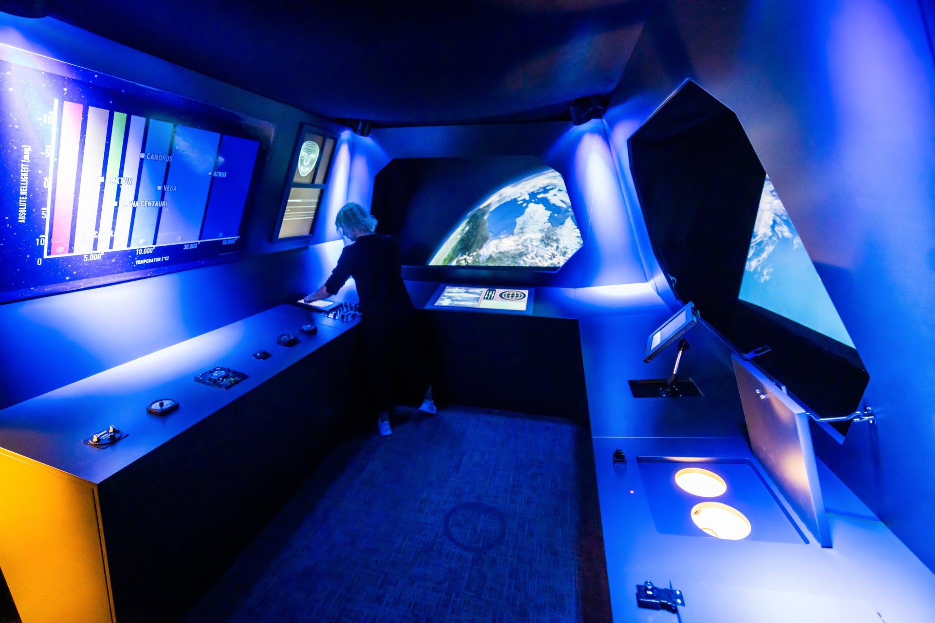 Blau erleuchteter Escape-Room