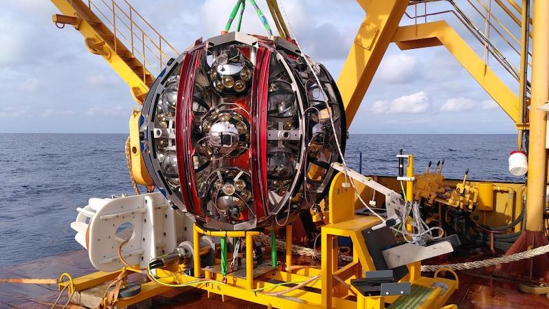 Kapsel an einem Kran auf einem Schiff