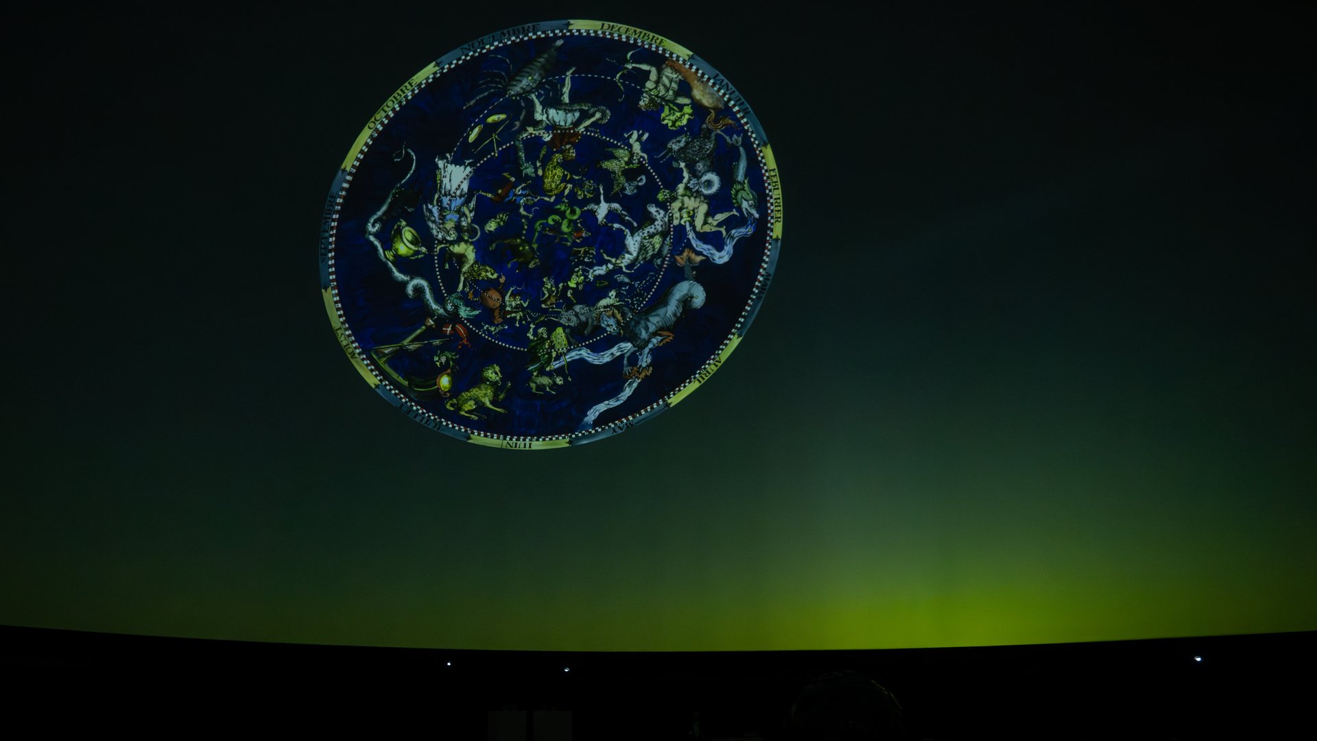 Eine Aufnahme der Kuppel mit einer Projektion der Tierkreiszeichen.