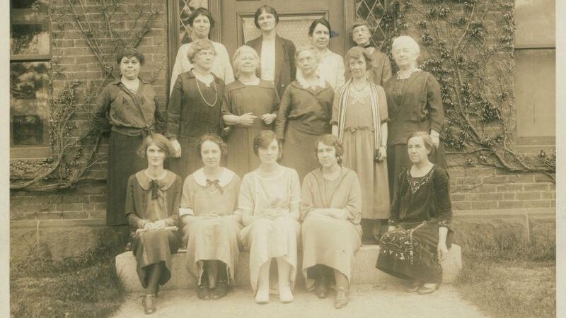 Sepia-Foto von einer Gruppe Frauen an einem Observatorium aus dem Jahr 1925.
