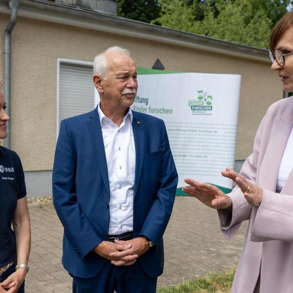 Bundesministerin Stark-Watzinger mit Kindern